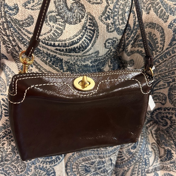 COACH NEW HAMPTON TURN LOCK PATENT LEATHER CAPACITY WRISTLET BROWN